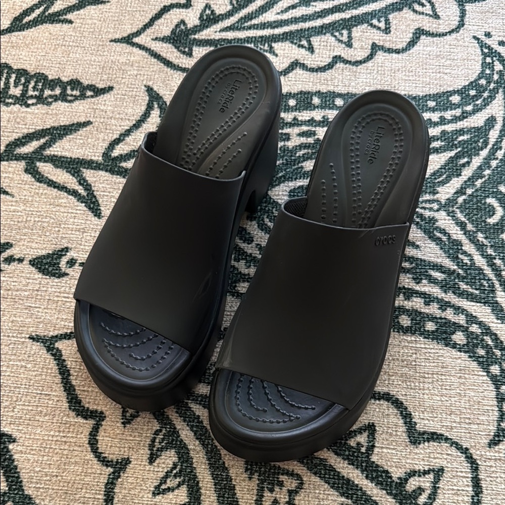 CROCS Brooklyn | Black Platform Shoes with Contoured Cushioning